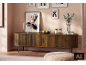 Elegant houten dressoir met decoratieve accessoires in een moderne kamer.