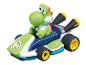 Yoshi in een blauwe en groene Mario Kart racewagen.