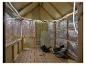 LIVARNO® lichtslang verlicht een houten schuur in renovatie met gereedschap.