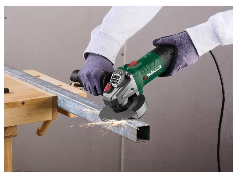Haakse slijper snijdt metalen profiel, creëert vonken, op een houten werkbank.