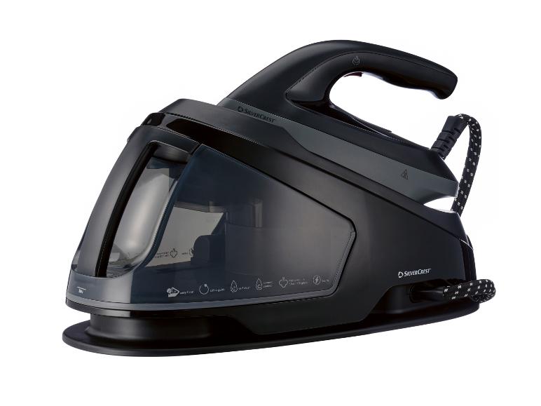 Zwart stoomstrijkijzer met een transparant waterreservoir en merklogo.