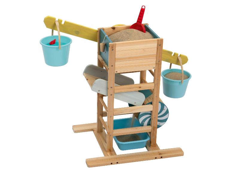 Een houten zandbak met twee emmers, een glijbaan en een draaiende molen.