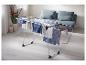 Wasrek met droge kleding in een moderne woonkamer