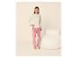 Meisje in lichtbeige shirt met lange mouwen en roze hartje, en roze pyjamabroek