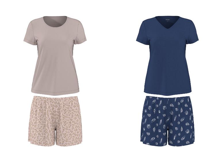 Twee damespyjama's met korte mouwen en shorts: één beige met plantenprint en één marineblauw met schelpenprint.