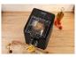 Automatische pastamachine die verse pasta extrudeert op een houten plank, met tomaten en olijfolie.
