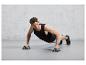 Man doet push-ups met push-up bars.