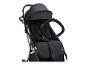 Zwarte kinderwagen met zonnekap en veiligheidsgordels