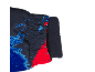 Manchet van een kinderjas met blauw, rood en zwart patroon, met een donkerblauwe manchet.