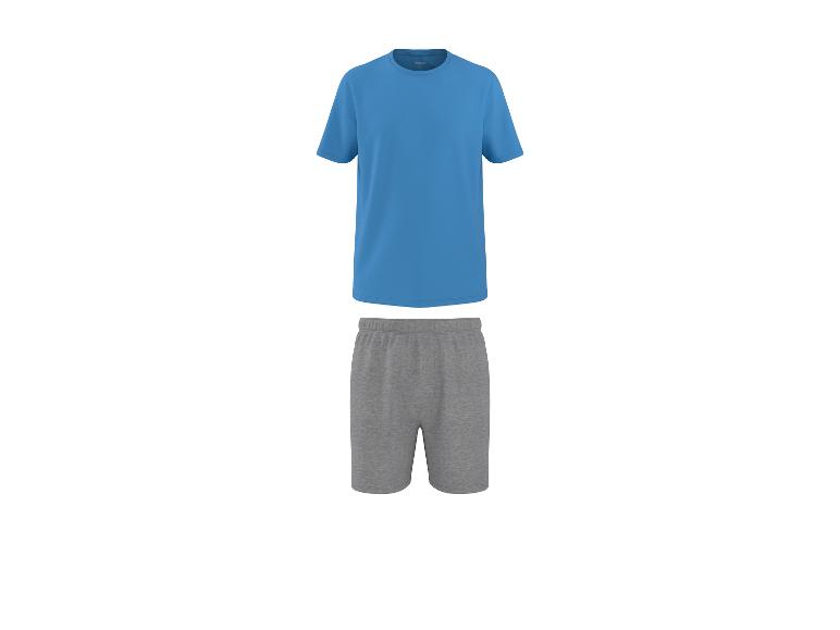 Blauw t-shirt en grijze korte broek.