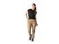 Zwart t-shirt en beige cargo broek voor dames.