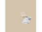 Witte metalen stoel en een grijs-wit abstract vloerkleed op een beige achtergrond.