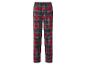 Pyjamabroek met rood ruitpatroon en groene en blauwe accenten.