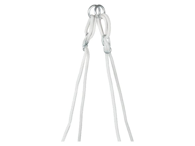 Witte touwen met metalen ringen om op te hangen