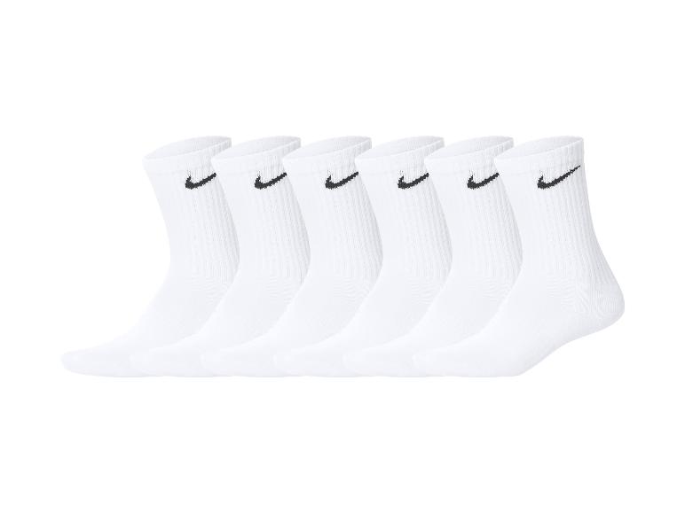 Zes paar witte Nike sokken met zwarte swoosh-logo's