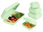 Set mintgroene lunchboxen, één met salade, crackers en olijven, een andere met wortels.