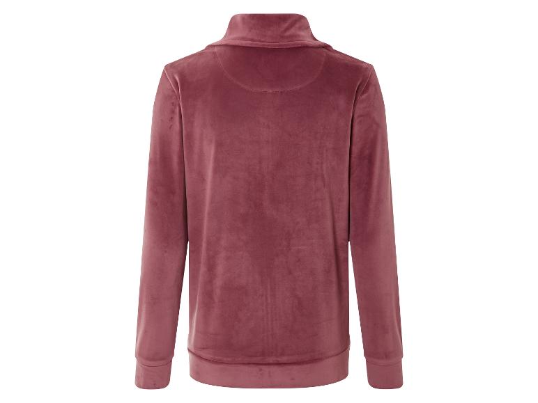 Een roze velours trui met lange mouwen.