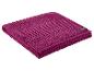 Gevouwen fuchsia badhanddoek met een reliëf textuurpatroon.