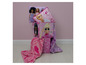 Een roze opbergdoos en dekens met Barbie-thema.