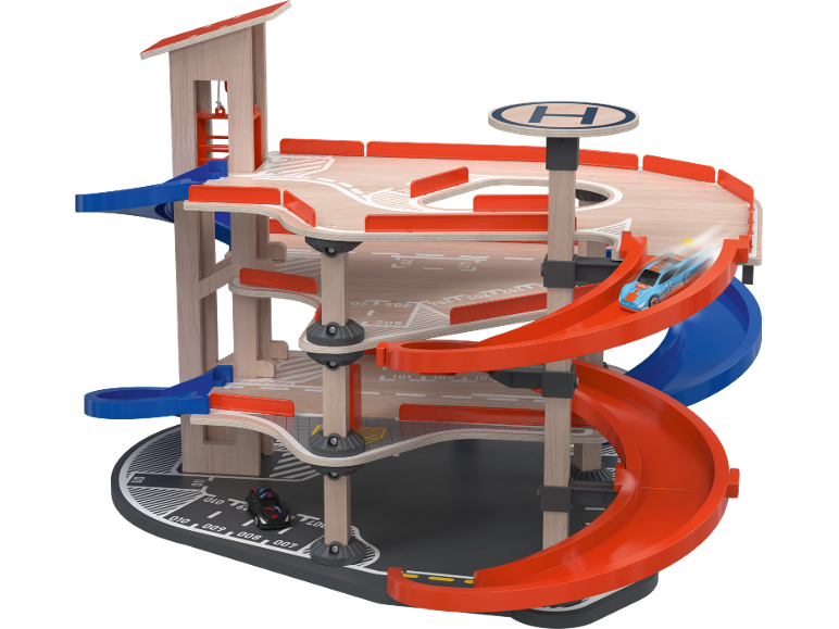 Houten speelgoedgarage met meerdere verdiepingen, glijbanen en een helikopterplatform.