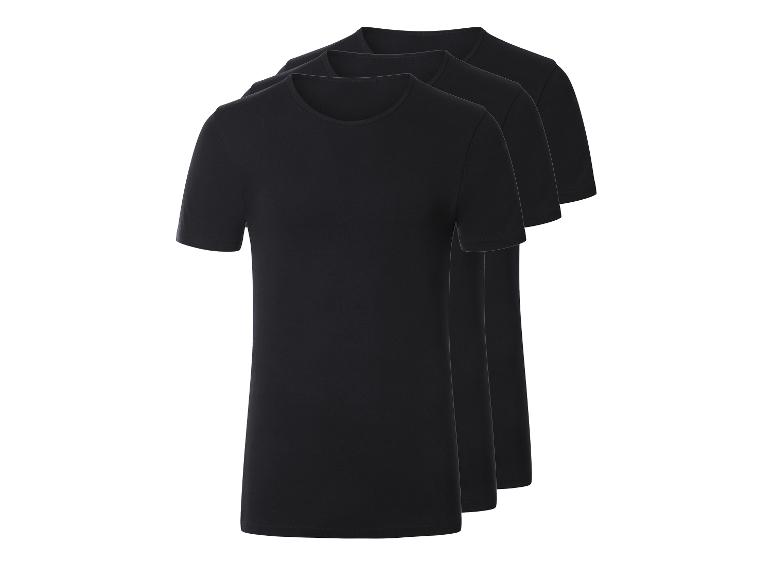 Drie zwarte T-shirts met korte mouwen achter elkaar geplaatst