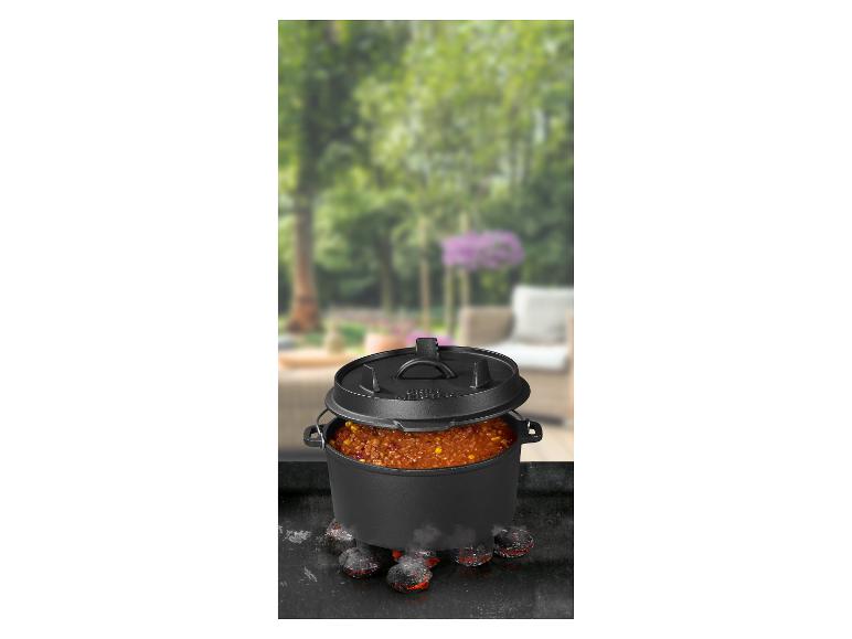 Chili in een Grill Meister gietijzeren pot op houtskool.