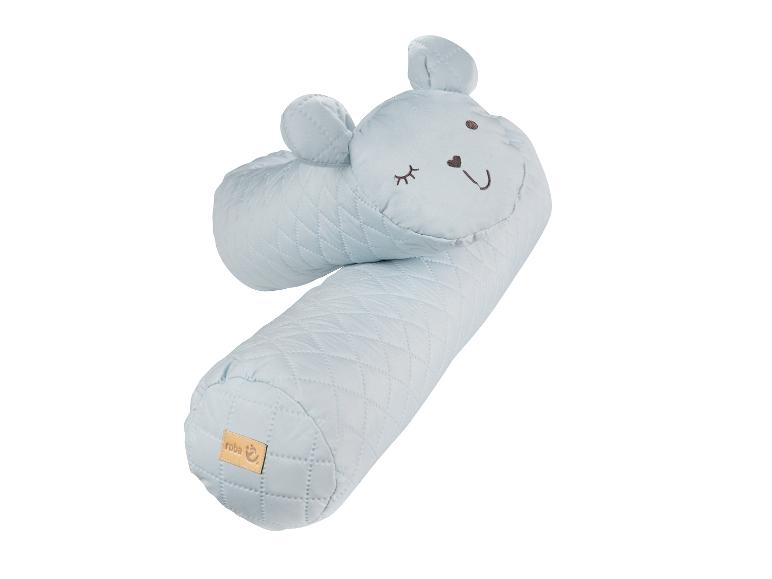 Lichtblauw gewatteerd babykussen met een schattig dieren gezicht en oren, met een 'roba' label.