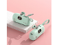 Twee mintgroene draagbare powerbanks met 100% en 15W display, op een roze en witte achtergrond.