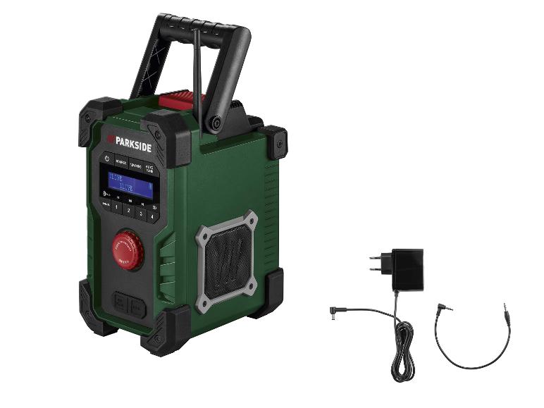 Groene en zwarte bouwradio met oplader en AUX-kabel
