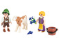 Playmobil boerderijfiguren met een kalf, bloemen en een emmer.