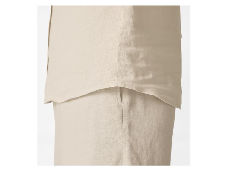 Beige linnen overhemd en korte broek.
