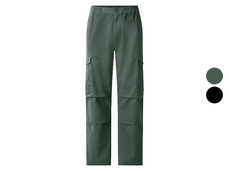 Groene cargobroek voor heren met zakken en zwarte optie.