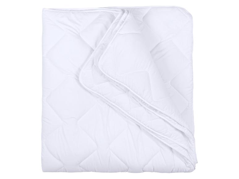 Gevouwen wit doorgestikt dekbed