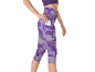 Vrouw in paarse bedrukte fitnesslegging, stopt een kaart in de zijzak.