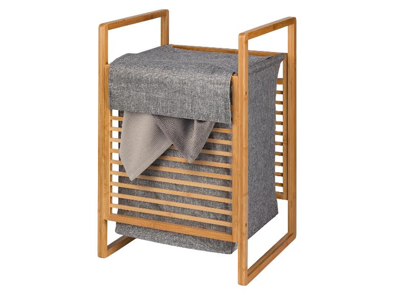 Bamboe wasmand met grijze stoffen zak en beige handdoek