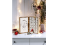 Houten adventskalender met kerstverlichting en feestelijke decoraties.