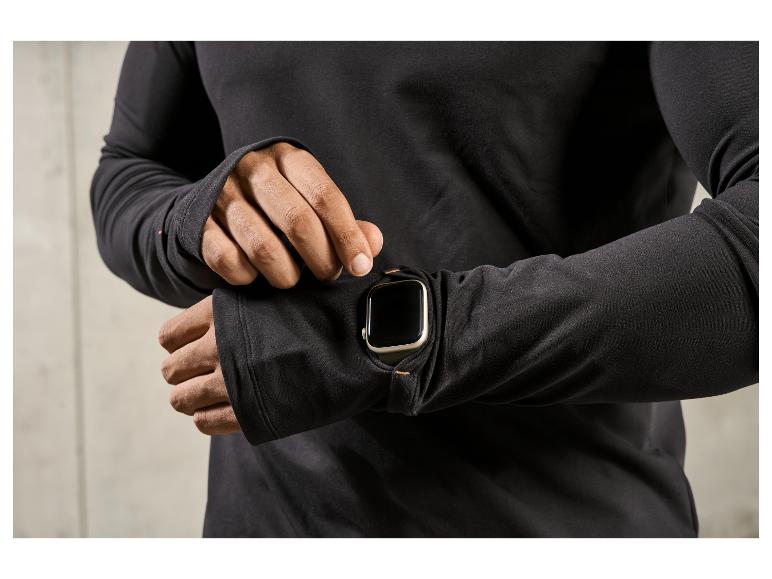 Een man draagt ​​een zwarte trui en een Apple Watch.