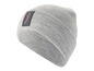 Een grijze gebreide beanie met een roze logo.