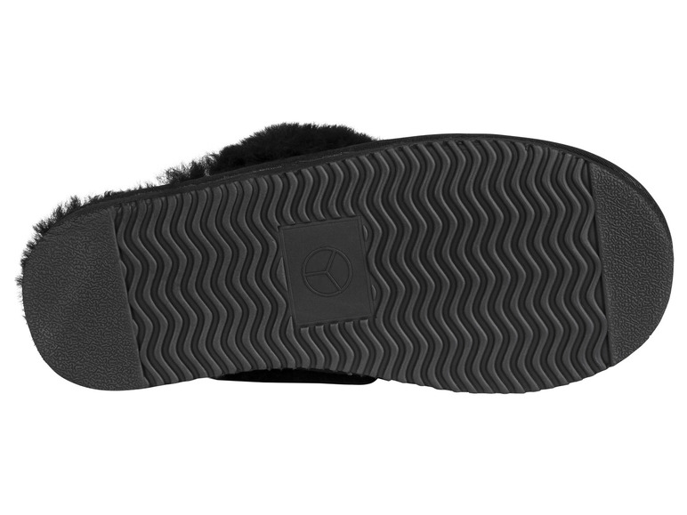 Zwarte pantoffels met een rubberen zool.