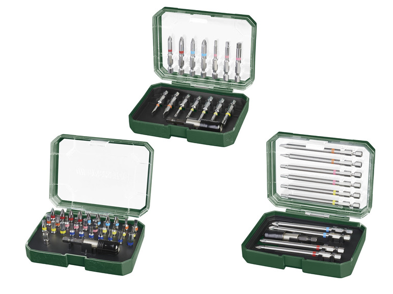 Drie sets met verschillende soorten schroevendraaierbits in groene opbergdozen.