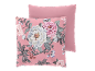 Twee roze kussens, één met bloemenpatroon, de andere effen.