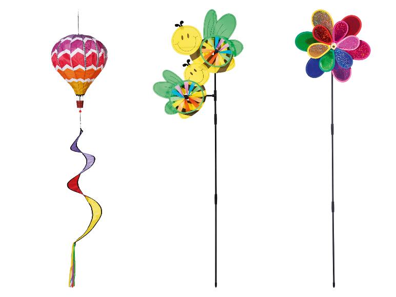 Tuindecoraties: heteluchtballon, bijen en bloemvormige windmolen.