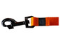 Een oranje hondenriem met een zwarte karabijnhaak.