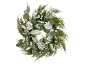 Kerstkrans met besneeuwde dennenappels, witte bessen en groene bladeren.