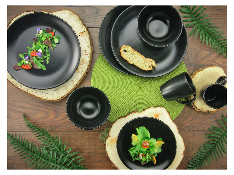 Elegant zwart servies: borden, kommen en mokken, met salade.