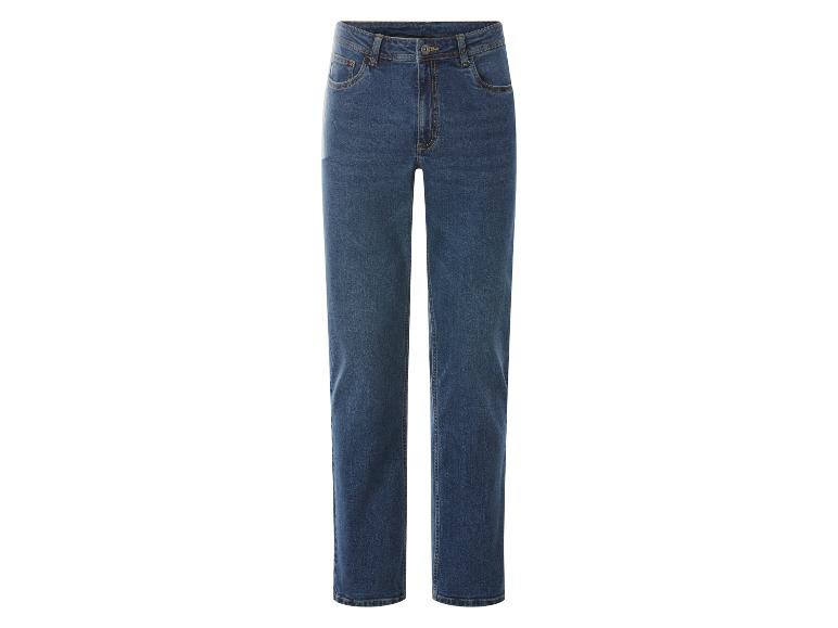 Donkerblauwe herenjeans met rechte pijpen.