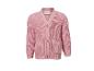 Roze gebreid vest met knopen en zakken.