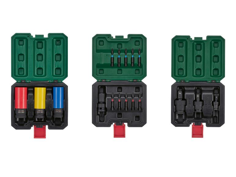Gereedschapset met slagdoppen en schroevendraaierbits in drie open groene koffers.