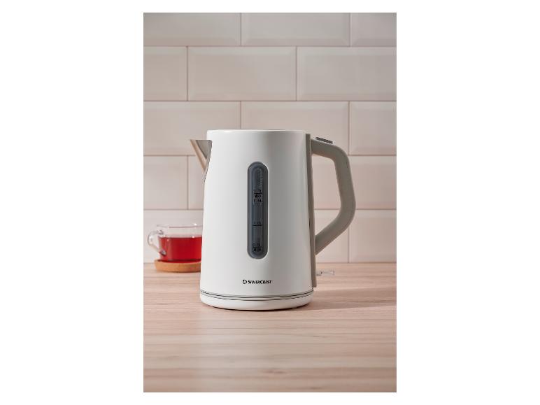 SilverCrest waterkoker op een houten ondergrond met een kopje thee.