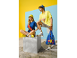 Twee mensen in casual zomerkleding, met bucket hats, T-shirts en boodschappentassen.